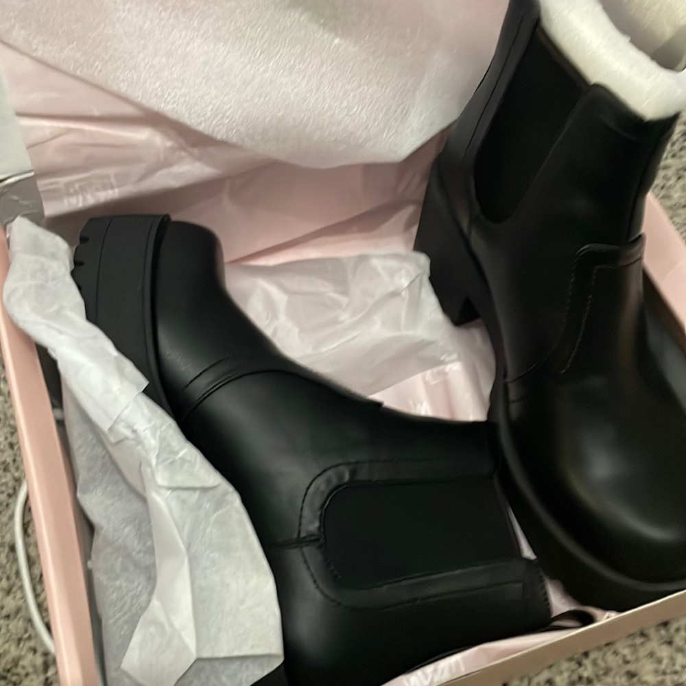 Lipstick Boutique Black Chunky Chelsea Heeled Boots